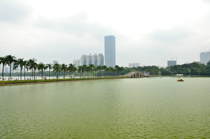 南湖是南湖公园重要的组成部分,南湖公园位于南宁市区东南部,在这个
