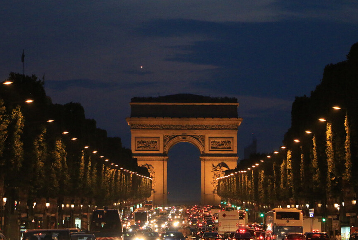 2015香榭丽舍大道在法国来说是一条非常有名