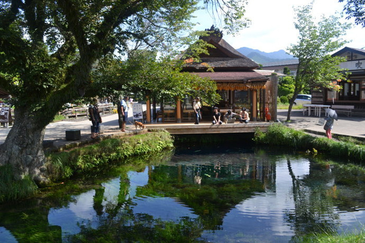 无数摄影家前来捕捉富士山与忍野村保存完好的自然美景.