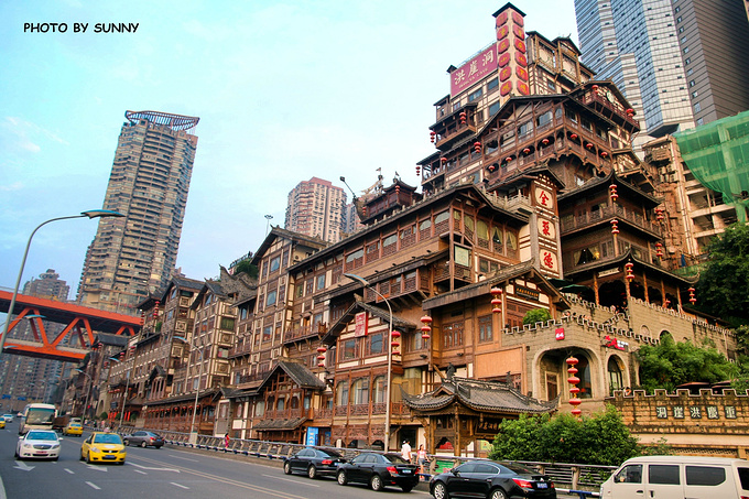 山城          洪崖洞,重庆旅游业的一大招牌,以最具巴渝传统建筑特色