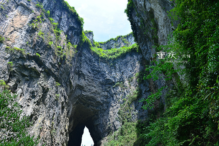 武隆地貌奇特,旅游资源得天独厚,既有丰富多彩的自然风光,又有意义独具的人文景观地处重庆东南部乌江下游,东连彭水,西邻涪陵、南川,北接丰都,南界贵州道真。自古有渝黔门屏之称,在长期的地质作用过程中,背斜被深刻溶蚀。