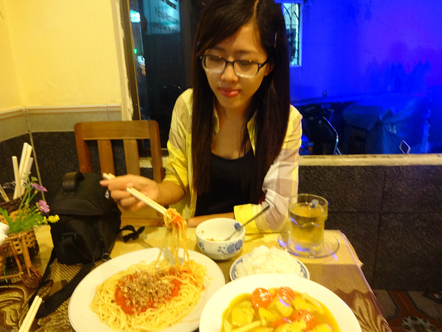 家庭式餐厅,提供越南菜和西餐,因为中午吃了越南菜,所以晚上就点了