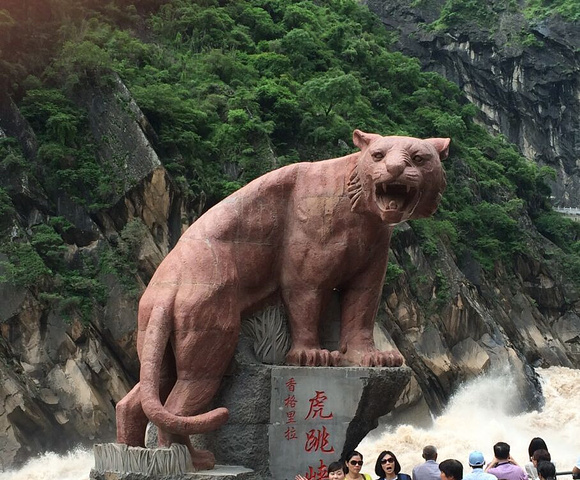 2015在丽江古城内可乘坐班车到虎跳峡镇桥头