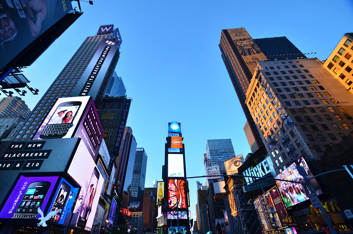 抬望眼,夹街的高楼,无数巨幅电子广告牌24小时不停息地,以数秒之速度