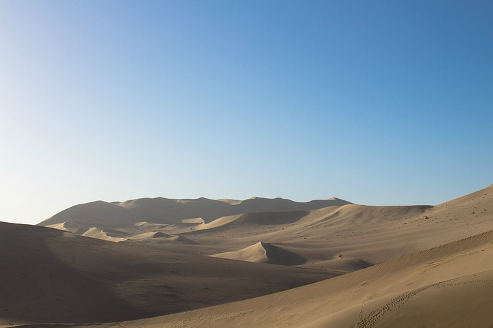 2016鸣沙山像一条巨龙,横卧在敦煌城南_鸣沙