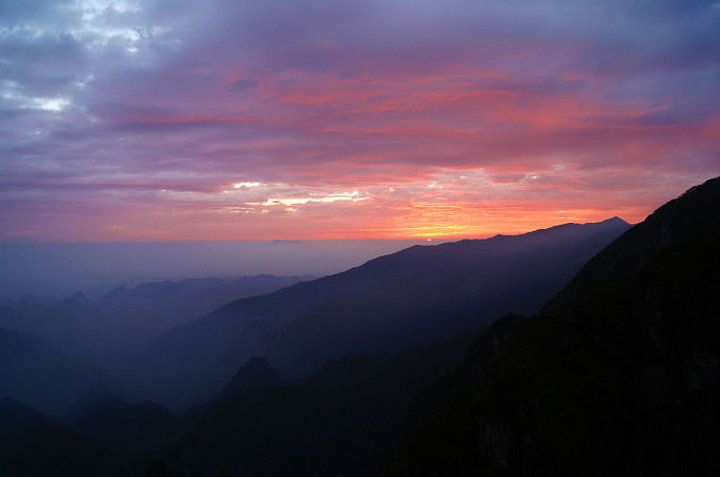 六点,山顶寒风呼呼,红霞已现,日出的壮观及炫目的色彩无以言表,唯有