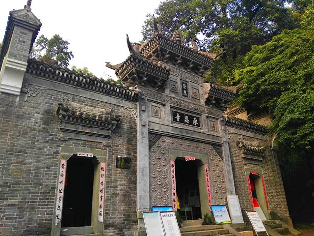 名闻遐迩的承恩寺,隐藏于环境清幽,风景秀丽的五朵山阴,是襄樊古刹