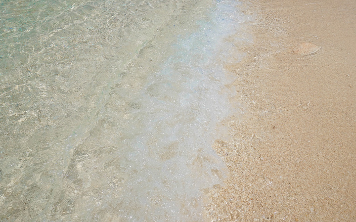 puka水晶般的浪花和三色渐变海水……和一枚乱入的自拍boy