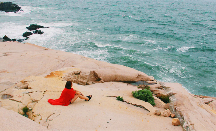 我不会游泳 可是却无比热衷大海  我觉得它有种神奇的力量让人觉得 你