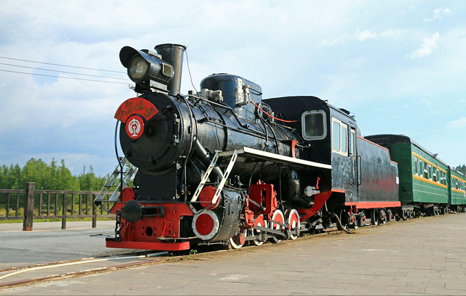 这个就是当年的蒸汽火车头了,会做生意的当地人已经把后面几节车厢改