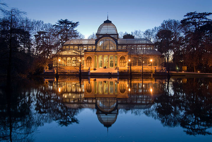 美丽的水晶宫殿(the palacio de cristal),它仿照伦敦的水晶宫修建于