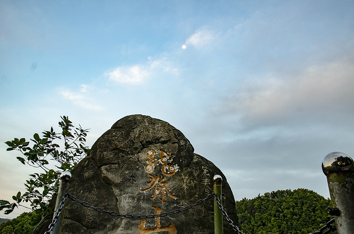 重庆工商大学坐落在龙脊山上,有三个校区,作为工商的毕业生吧,给母校