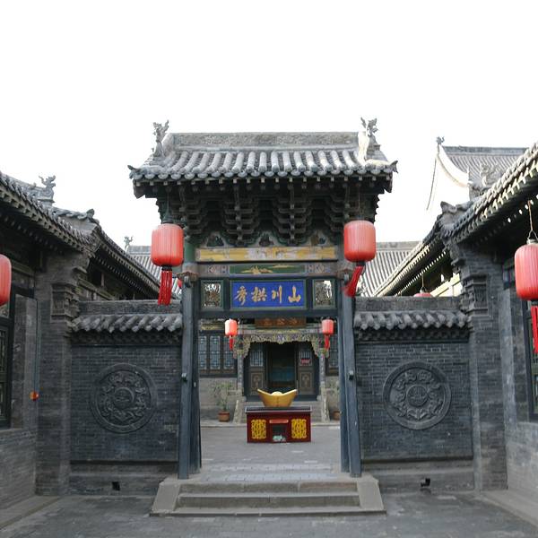 山西晋商民居典范之乔家大院 中国历史文化名城祁县的民居,集宋、元、明、清之法式,汇江南河北之大成,其中最为出名的就是乔家大院。这是一则对于山西民居的代表乔家大院的概述,实际上,确切的说这个已经成为一个五星级景区的居民代表,既有张艺谋的电影《大红灯笼高高挂》的功劳,也是电视连续剧《乔家大院》的宣传,最终加上自身的优势通过一个成功的转型,将其打造成为一个民居典范。