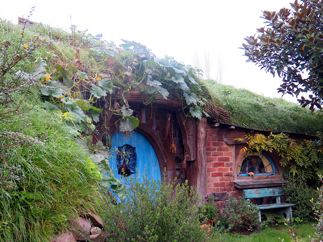 平日是个酒吧,里面的吧台,陈设等布置再现了《霍比特人》里的场景