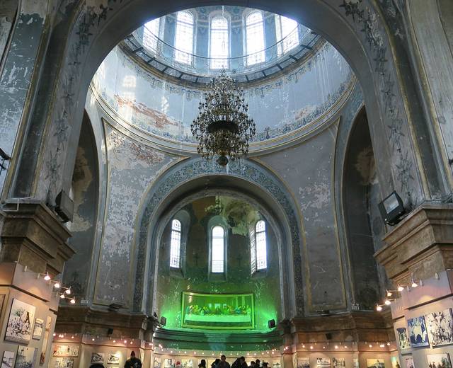 教堂内的空间效果让人惊叹,高大明亮的穹顶让人不由自主的仰视,膜拜.