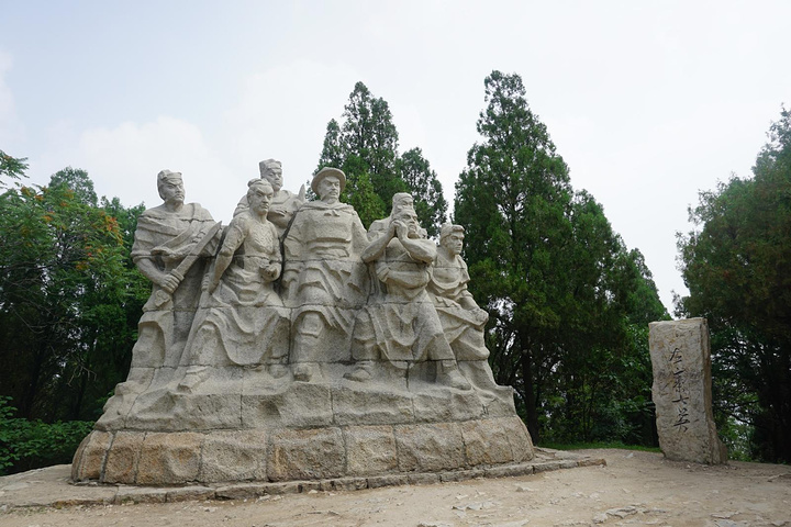 后因《水浒传》一书行世,梁山声播海内外,它以独特的风采而成为富于