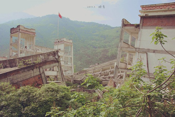 漩口中学是保留的很好的地震遗址 2007年刚刚建好 质量过关 使用一年
