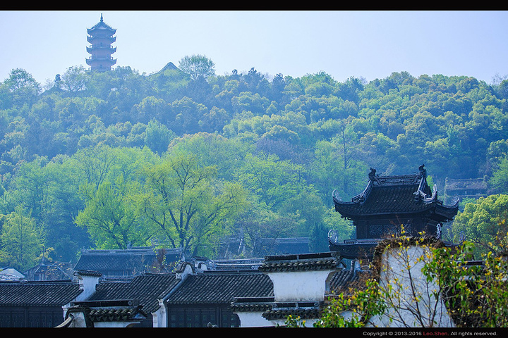 位于下河塘茶座边的【杨藕芳祠】是惠山古镇中西合璧的一座祠堂,用