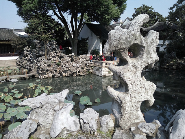 狮子林始建于元代至正二年(1342年),是中国古典私家园林建筑的代表之