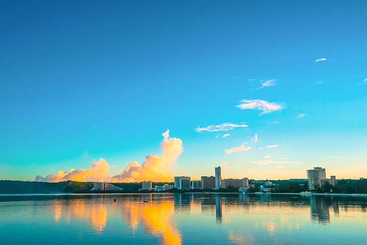2,清晨是杜梦湾退潮的时候,与白天涨潮时风景相差很多.