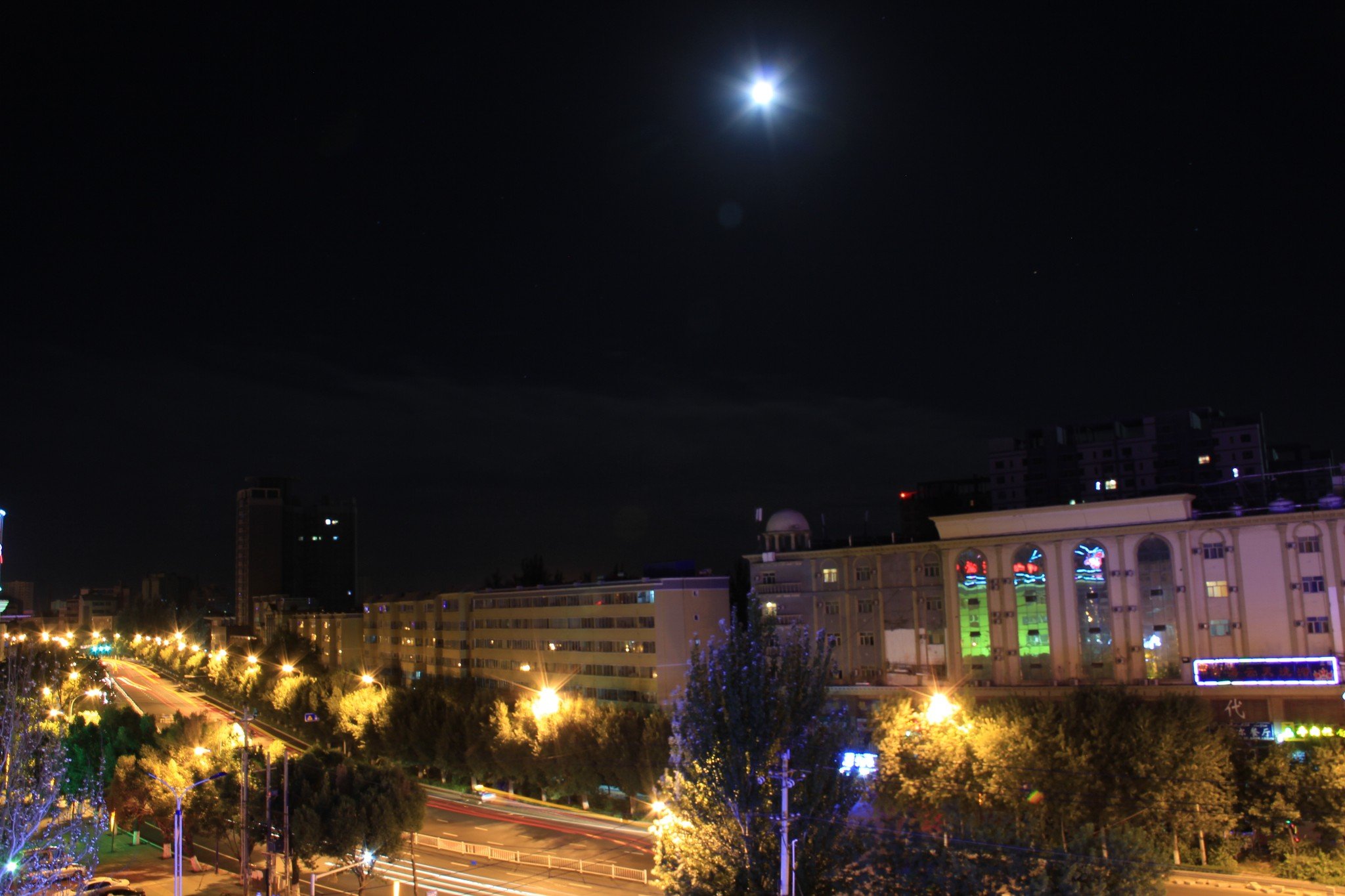 在酒店看伊宁市的夜景