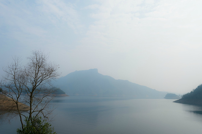 盘山公路也到了尽头,此刻青山湖的美景更加清晰地呈现在我们