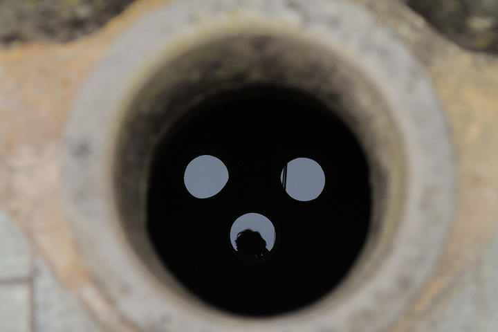 红红眼睛三瓣嘴，坐井观天无作为打一生肖数字，原创解析解答