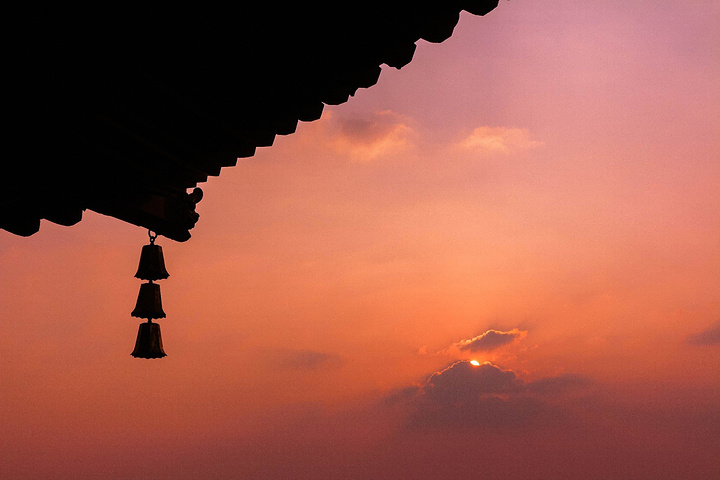 夕阳西下,断肠人在雷峰塔