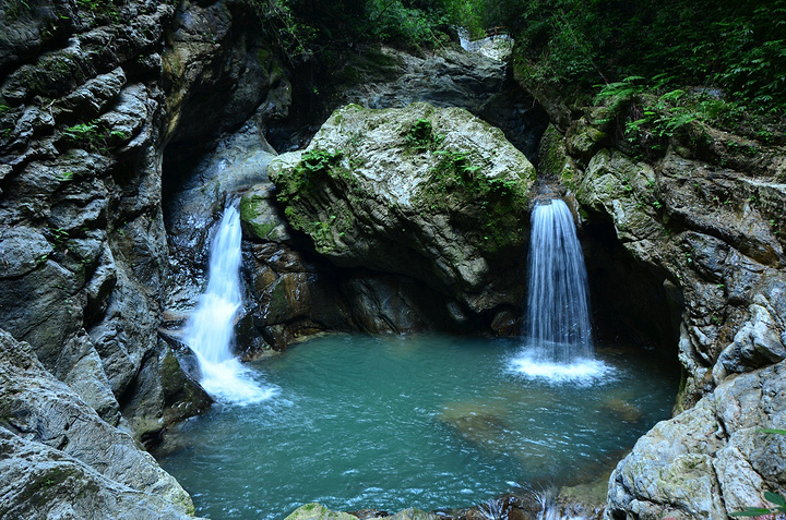 两岸悬崖峭壁,水流湍急_黑山谷风景区"的评论图片