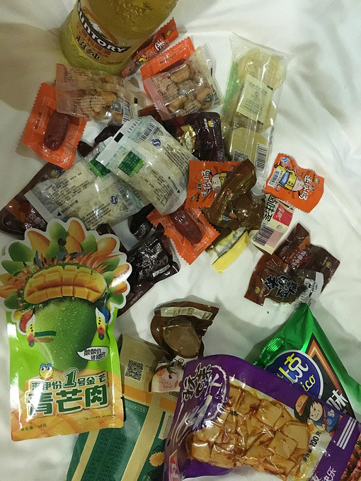 路上看到了零食铺子,还有啤酒,哈哈