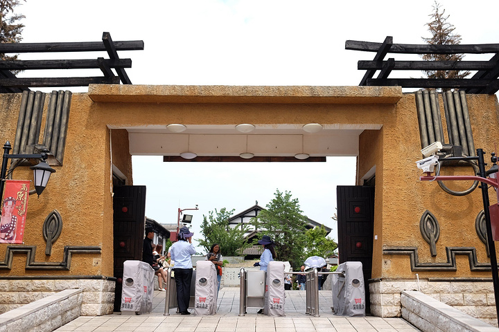这里才是真正民族村的大门,是要买门票才能进去的,90一人,可以事先在