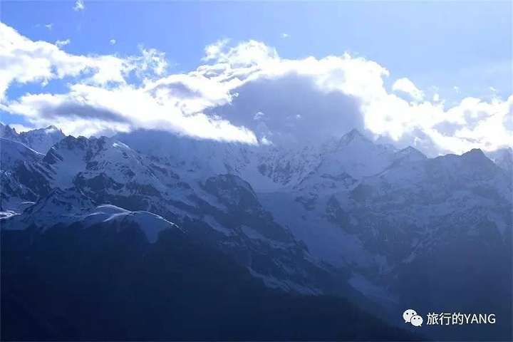 神",是云南第一高峰,至今仍是人类未能征服的"处女峰",也是唯一一座因