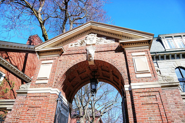 哈佛大学是美国本土历史最悠久的高等学府,其诞生于1636年,最早由马萨诸塞州殖民地立法机关创建,初名新市民学院,是为了纪念在成立初期给予学院慷慨支持的约翰·哈佛牧师。学校于1639年3月更名为哈佛学院。 1780年,哈佛学院正式改称哈佛大学。截止2014年,学校有本科生6700余人,硕士及博士研究生14500余人。