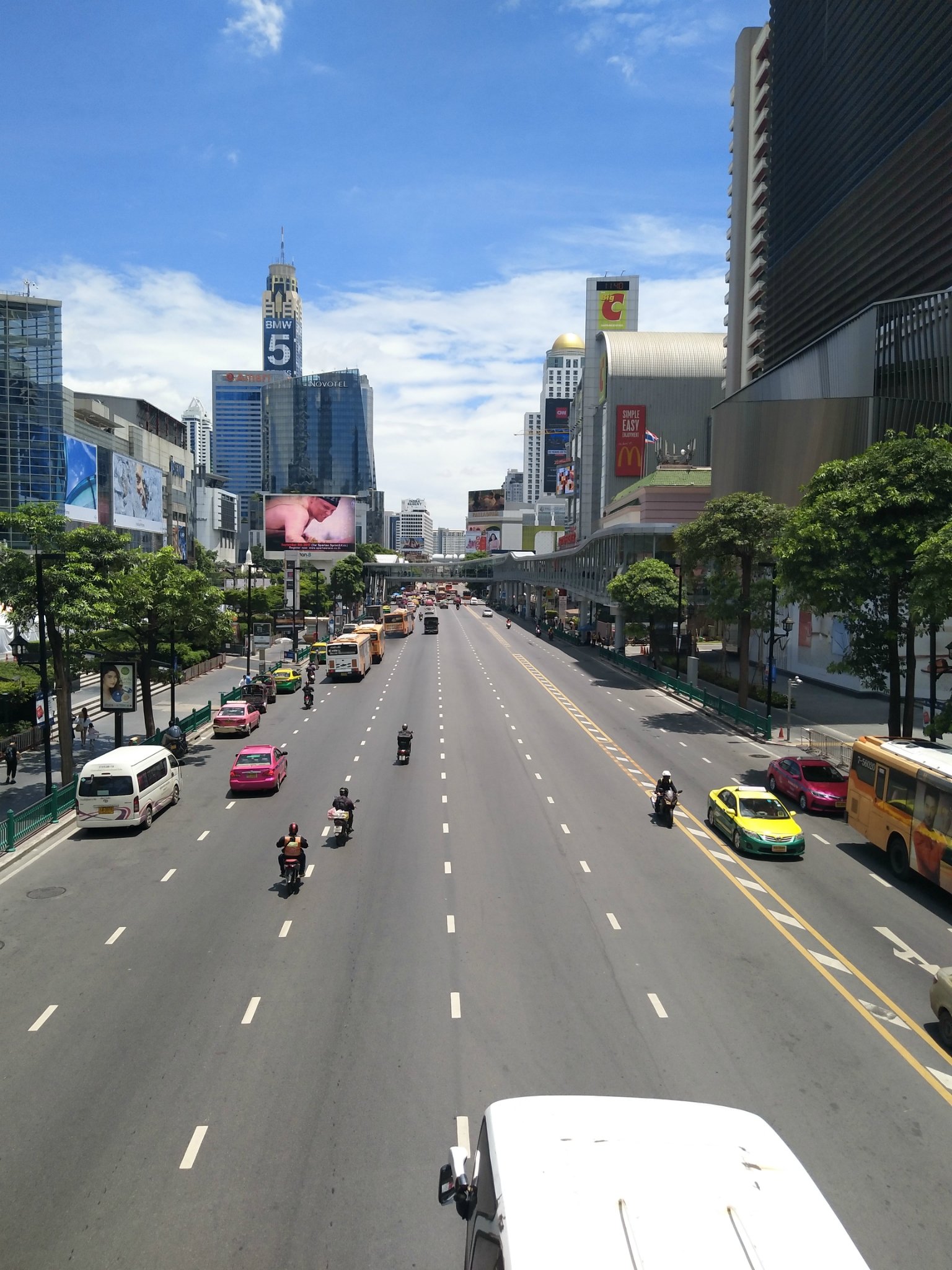 白天的曼谷街头,big c 和central world之间的那条路