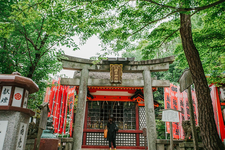 在神社的神殿内以日本神道教为基础所举行的婚礼仪式即神前式新娘着