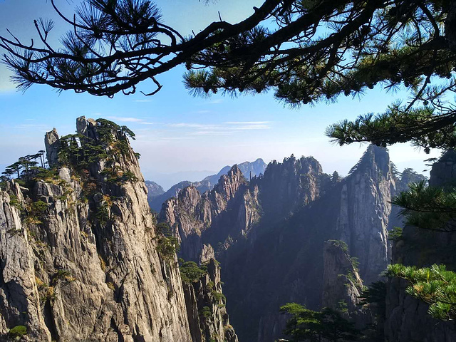 黄山是安徽旅游的标志是中国十大风景名胜唯一的山岳风光坐上大巴车约