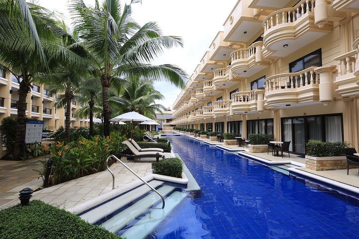 泳池玩了一会儿,之后去吃早餐,一路看到了无数腿长肤白胸大的比基尼