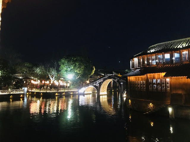 西珊的夜景最美,在西珊一直等待夜晚看夜景,乌镇的早晚温差很大,白天