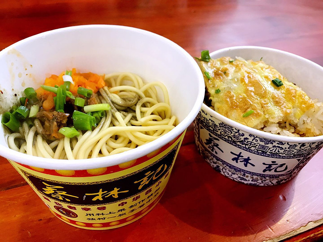 然后蔡林记走不远就到了.店里都坐满了人,点了一份豆皮,一份热干面