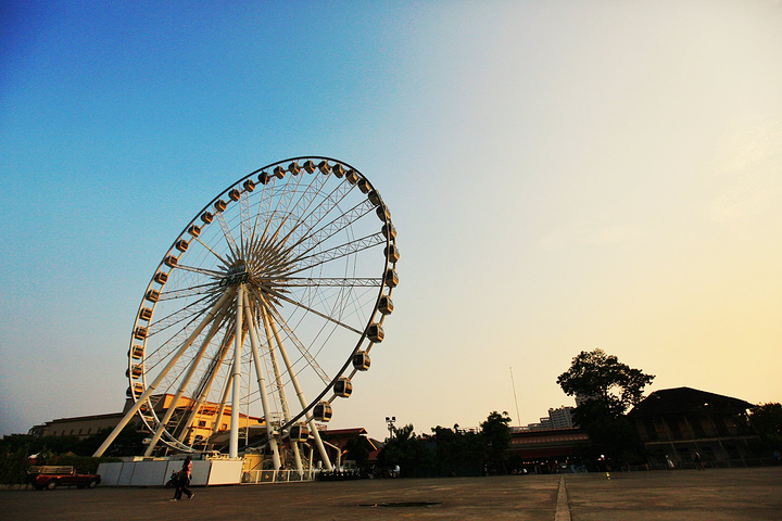 因为市场边上有一个巨大的摩天轮,坐上去可以俯瞰湄南河畔的景色,转速