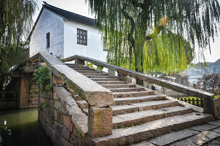 可以乘着小船从桥洞下面经过 周庄是一个非常适合放松的地方,早上起来嘛漫步在河边吹吹风,吃点江南特色早点,白天你可以在镇内走走,在茶楼听戏喝茶,或者去咖啡馆看看书喝咖啡,晚上可以去清吧小酌一杯,许多酒吧都有歌手驻唱或者表演。