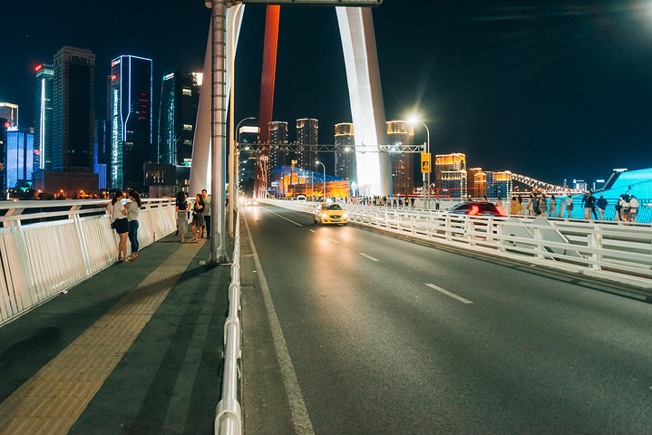 嘉陵江倒映着重庆灯光璀璨的夜景,非常好看.晚上的重庆城市风光.