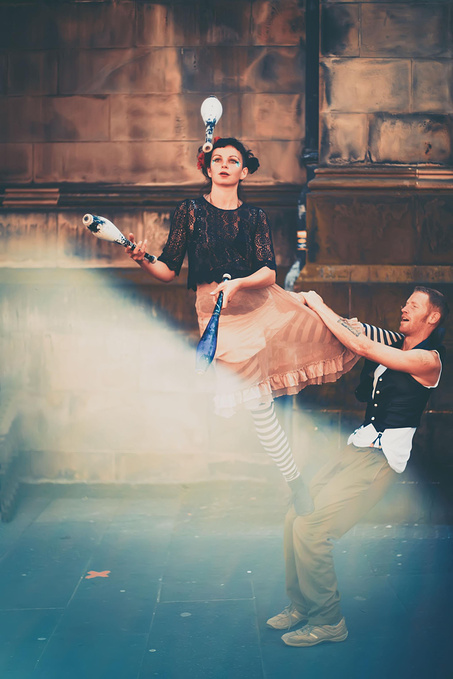 世界各地的表演家,艺术家都会来参加艺术节,有的可能昨天还是熬夜的