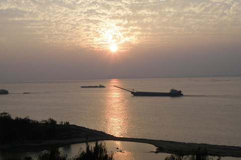 2014湖光秋月两相和, 潭面无风镜未磨。 ._洞庭