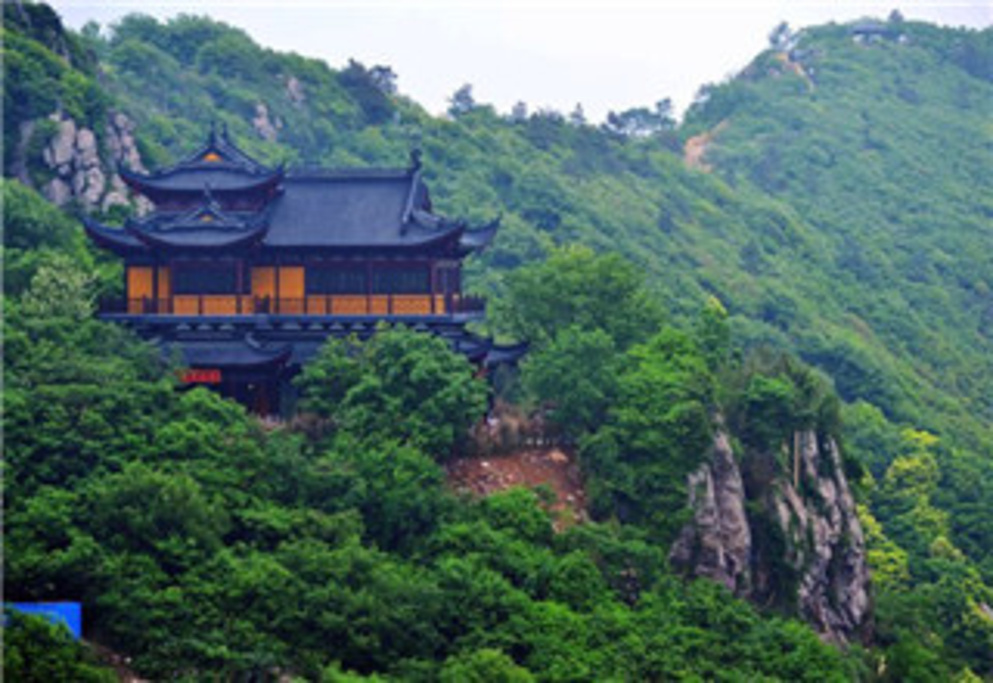 夜空中最亮的星星——大阳山植物园“星亮夜”大阳山植物园星亮夜是今年7月1日夜晚首次点亮的,限时开放一个月。由3000万灯盏、26大造型灯组、5大主题灯光区、2大活动会场打造唯美视觉饕餮盛宴。大雨过后,一扫白天的酷热,空气也非常清新,我们在大口呼吸富含氧离子的空气后,顿感神清气爽、心情舒畅,穿越这条长长的“时光隧道”,眼前便是一片场流光溢彩。自由女神、凯旋门、埃菲尔铁塔……来自世界各地的美.