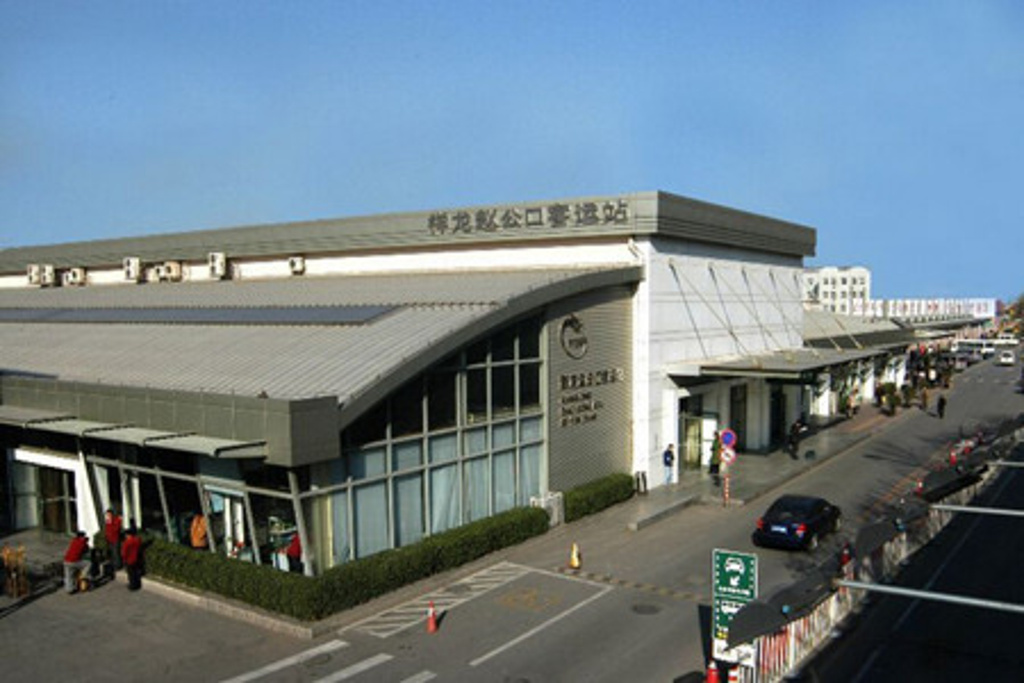 赵公口长途站位于北京南三环,5号线“刘家窑”距离这里是最近一站,大约还有1公里出头,公交车或者打车比较方便,有17,93,741路可以到,站点是“赵公口桥西”,下来步行约3分钟可以到。这个车站主要发往山东以及河北的车,我坐的是是130元,5小时到济南的。还是比较新的,安检比较严格,有售票厅和等候区,LED大屏随时显示余票信息,售票员态度也比较好。等候区有wifi,需要电话认证,只能上30分钟,网速比较.
