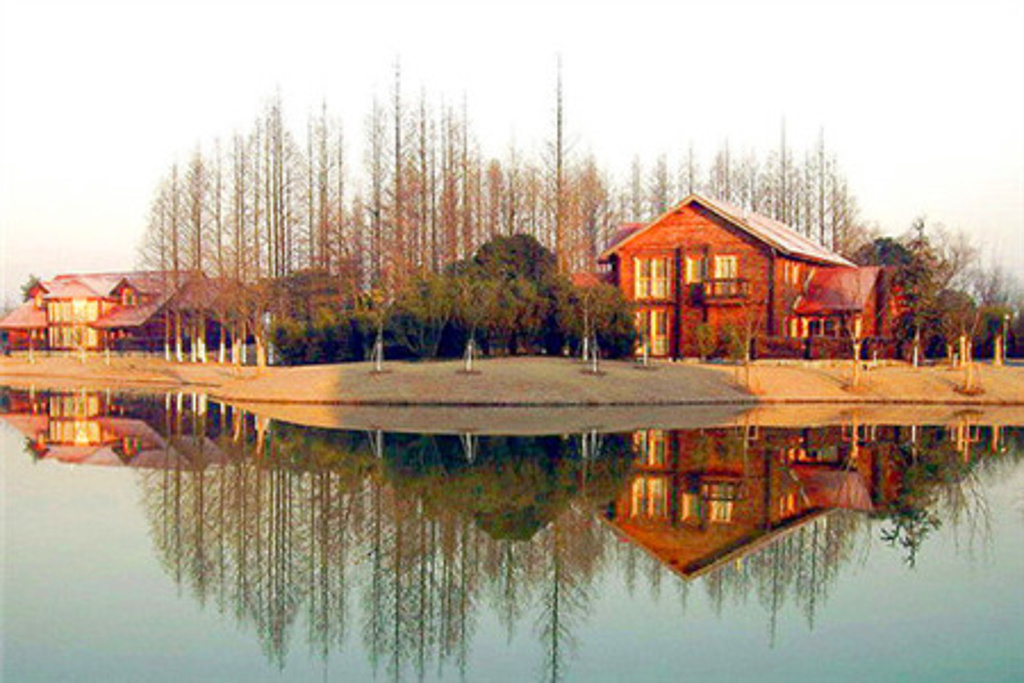 来到小木屋品尝地道农家菜肴,入住欧式别墅,游玩生态公园,采摘农家