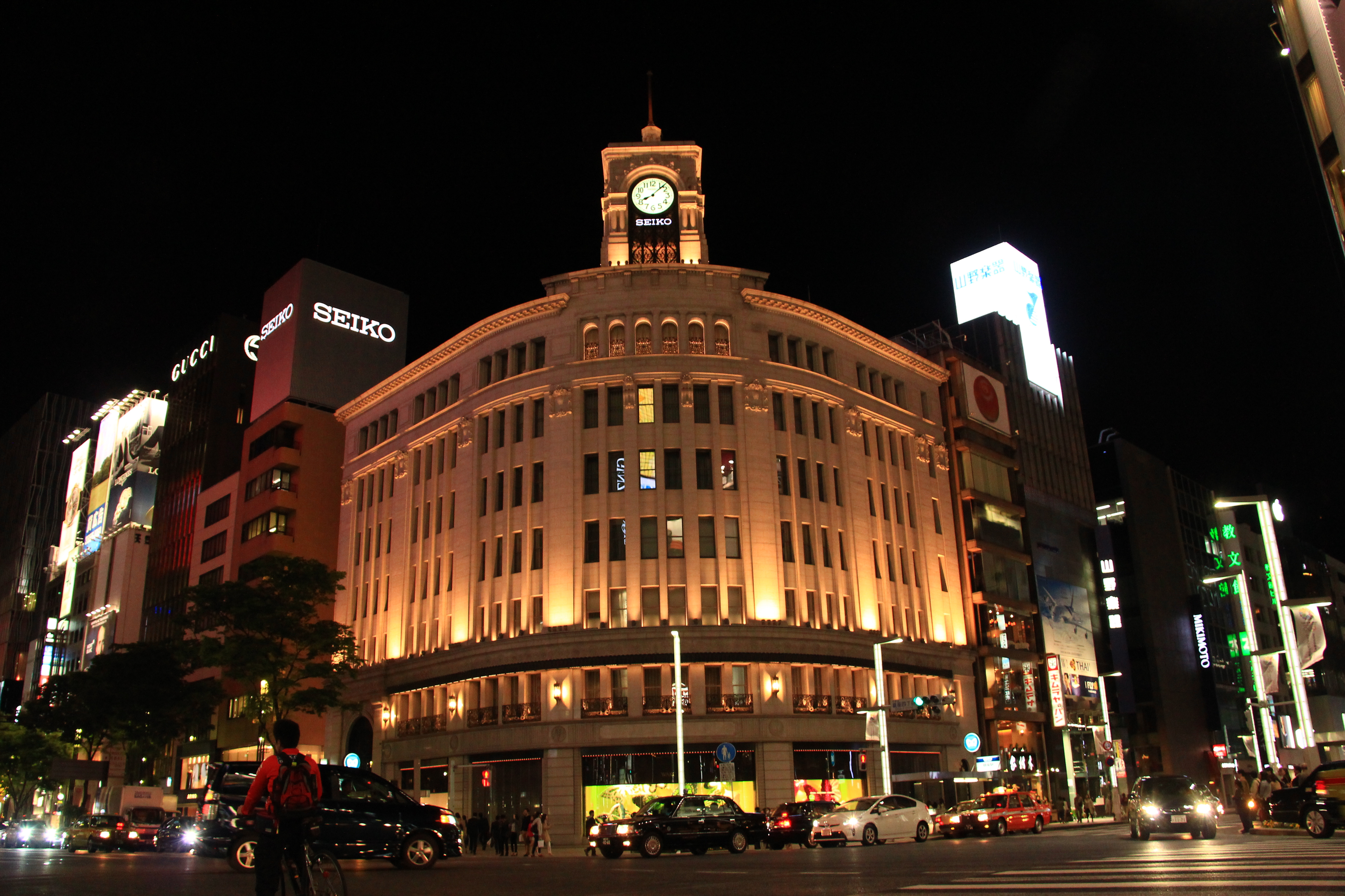 银座是东京最繁华的商业区之一,被称为"东京的心脏.银座大道全长1.