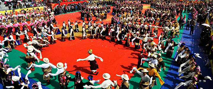 锅庄舞是藏族三大民间舞蹈之一,分布于西藏昌都,那曲