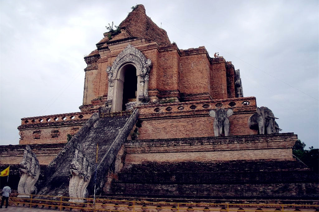 契迪龙寺wat phra that chedi luang temple